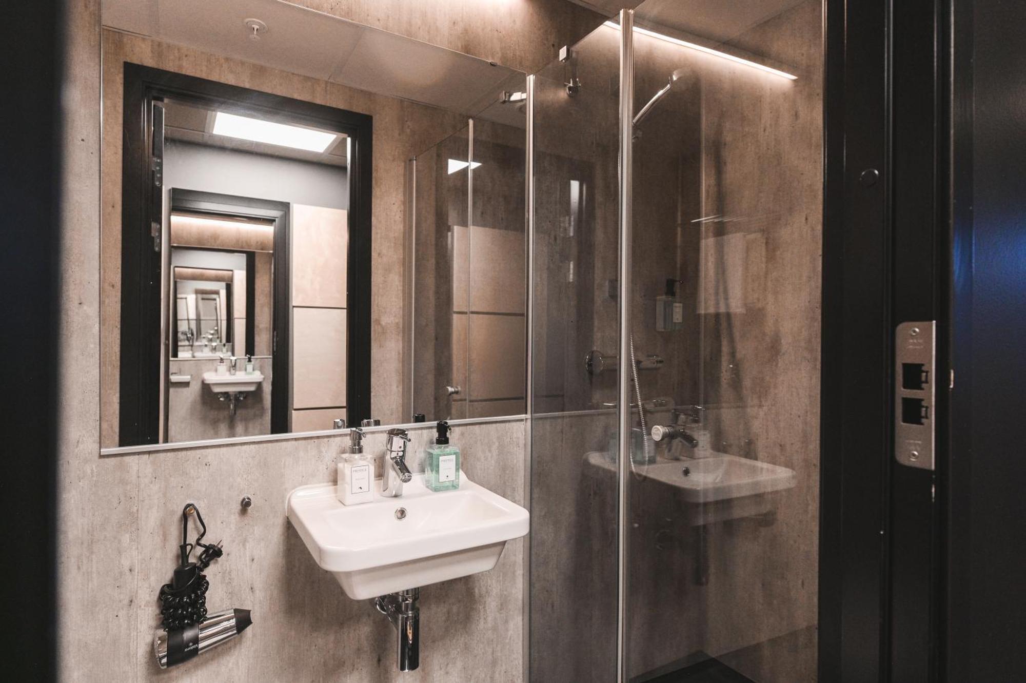 Svalbard Hotell | The Vault Longyearbyen Zewnętrze zdjęcie